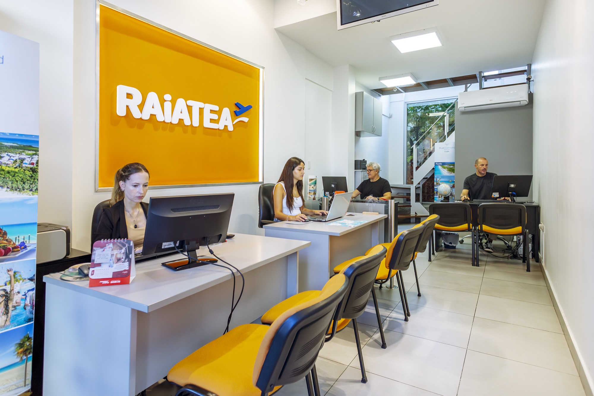 Interior de la agencia Raiatea Viajes en Mar del Plata: equipo en la oficina de Hipólito Yrigoyen 1870, licenciados en turismo