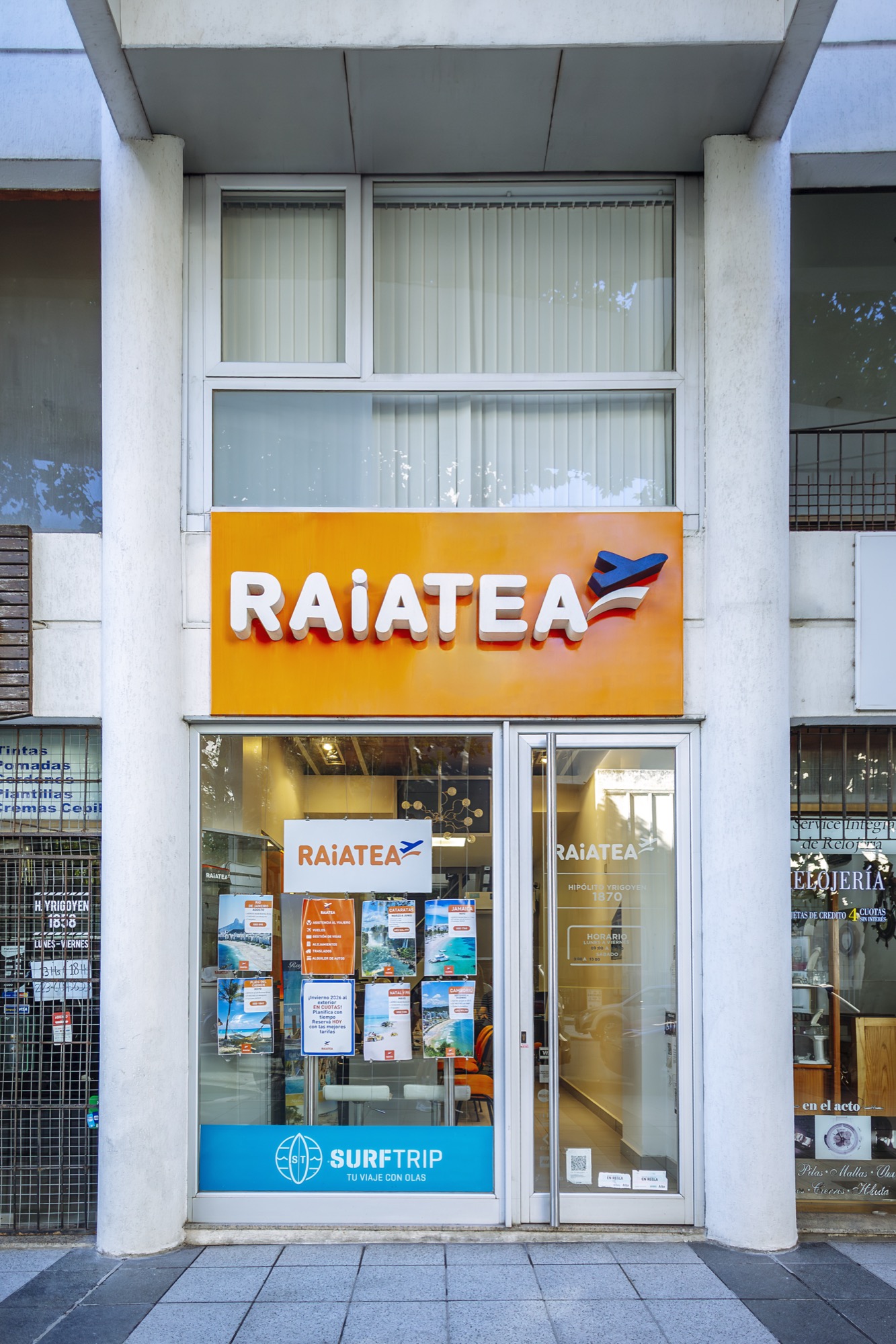 Fachada y vidriera de Raiatea Viajes en Hipólito Yrigoyen 1870, centro de Mar del Plata, Argentina